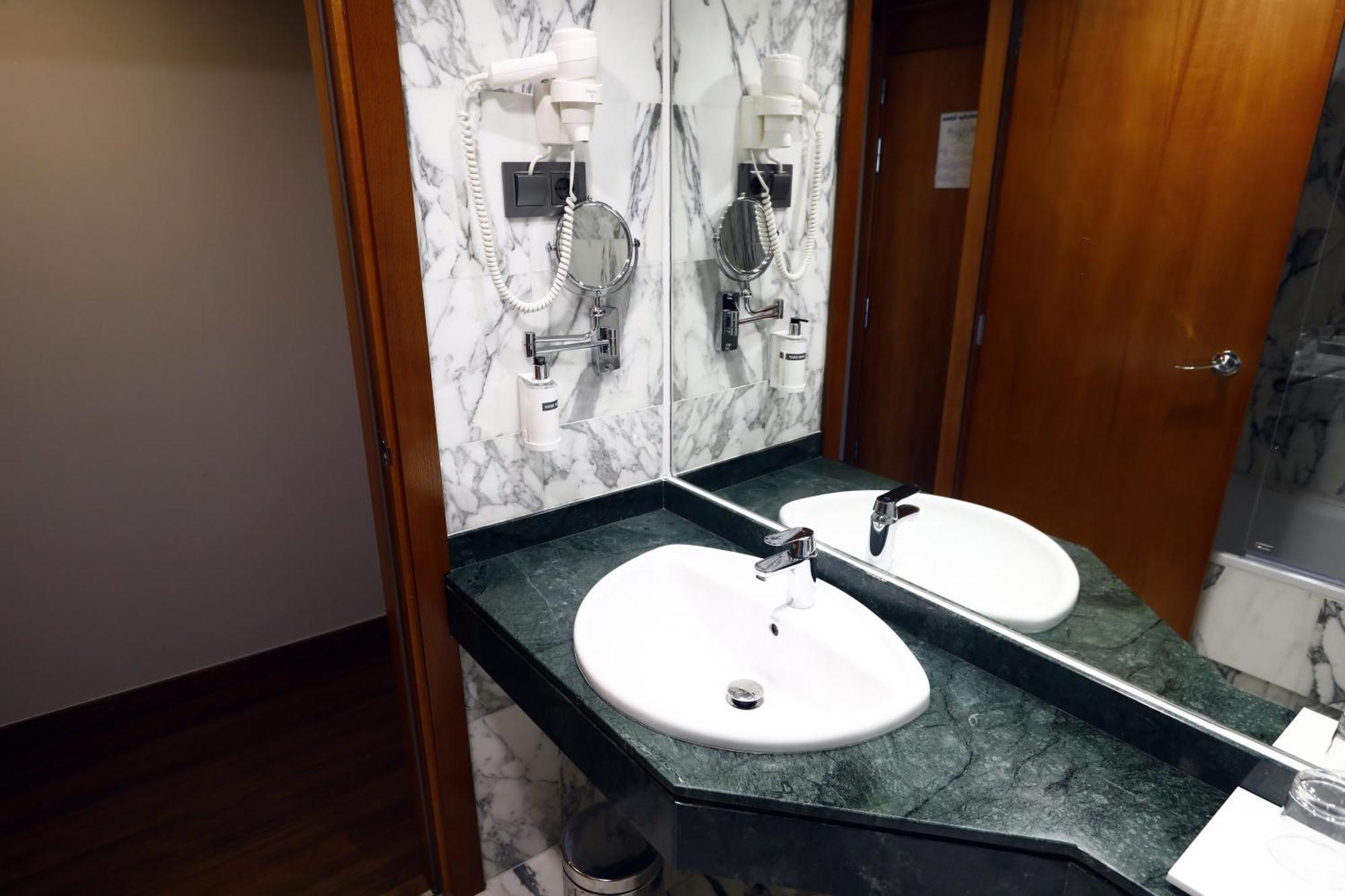 Travelodge Madrid Coslada Aeropuerto Екстер'єр фото